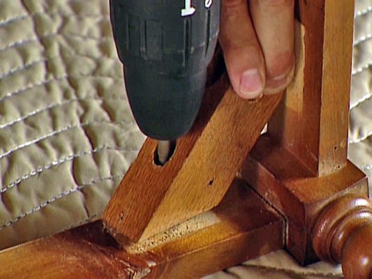 Sửa chữa bàn ghế gỗ lung lay