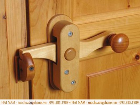 Sửa chữa khóa cửa gỗ đắt hay rẻ
