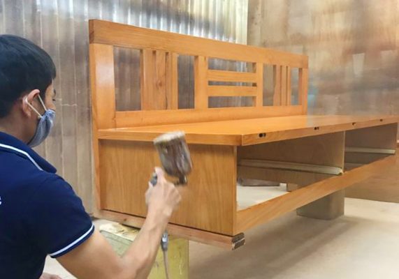 Dịch vụ phục chế đồ gỗ tại Hà Nội - Dịc vụ đánh Vecni hay phun PU