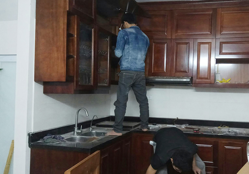 Thợ sửa tủ bếp bị ngấm nước hư hỏng tại nhà khu vực Hà Nội